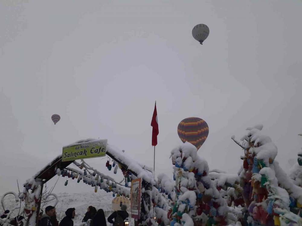 Kapadokya'da kartpostallık manzaralar! Peribacaları gelinlik giydi