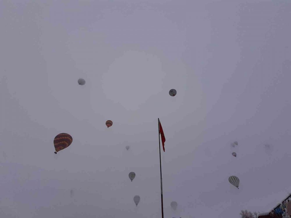 Kapadokya'da kartpostallık manzaralar! Peribacaları gelinlik giydi