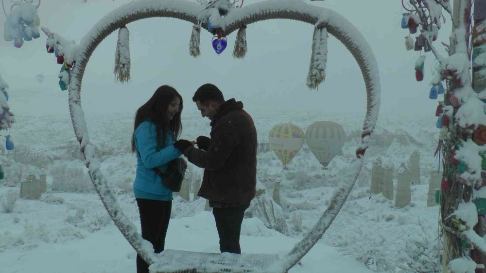 Kapadokya'da kartpostallık manzaralar! Peribacaları gelinlik giydi