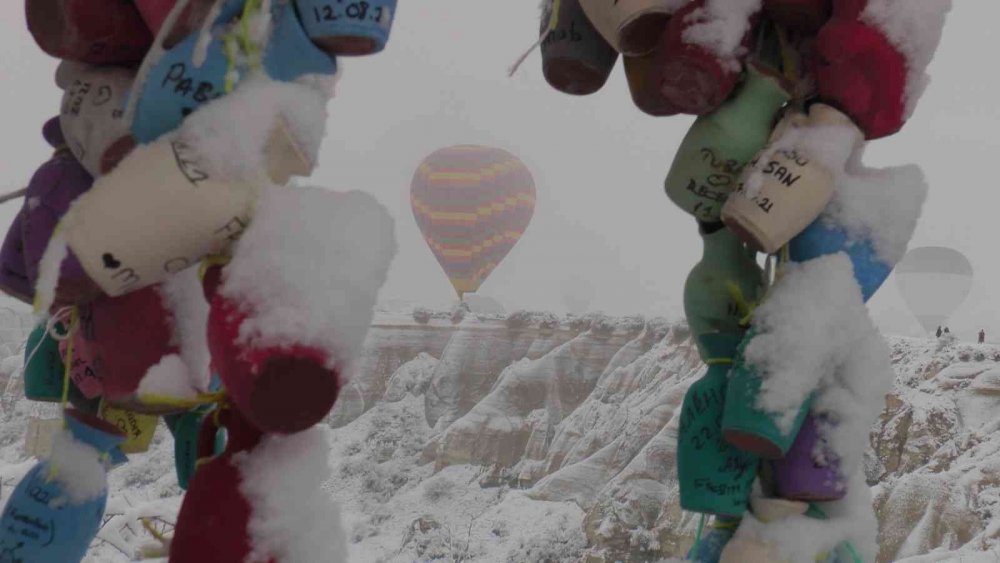 Kapadokya'da kartpostallık manzaralar! Peribacaları gelinlik giydi