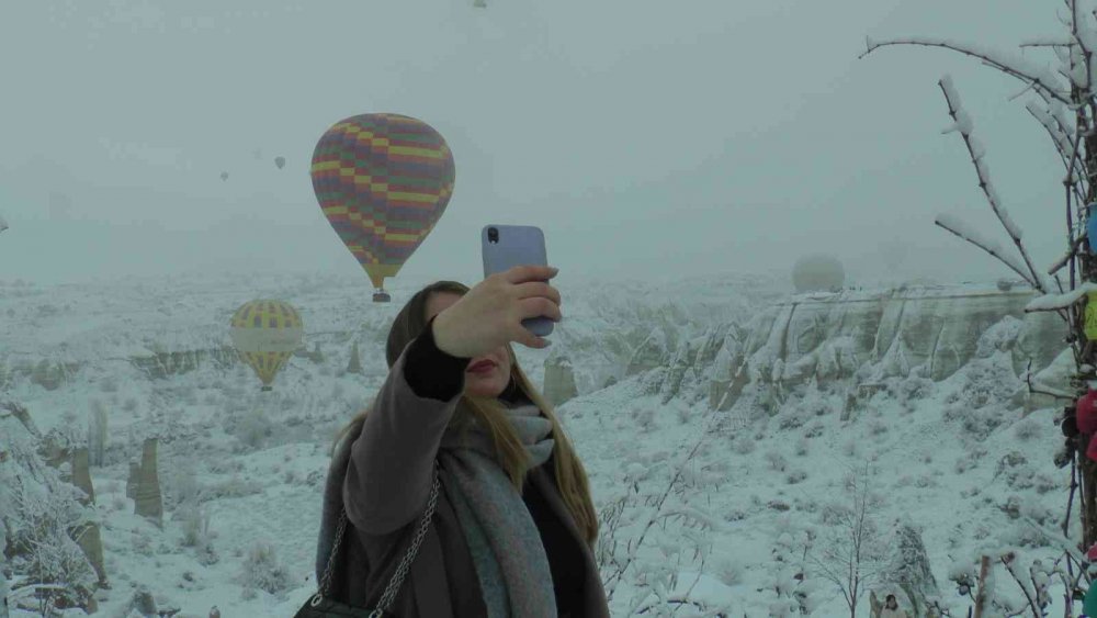 Kapadokya'da kartpostallık manzaralar! Peribacaları gelinlik giydi