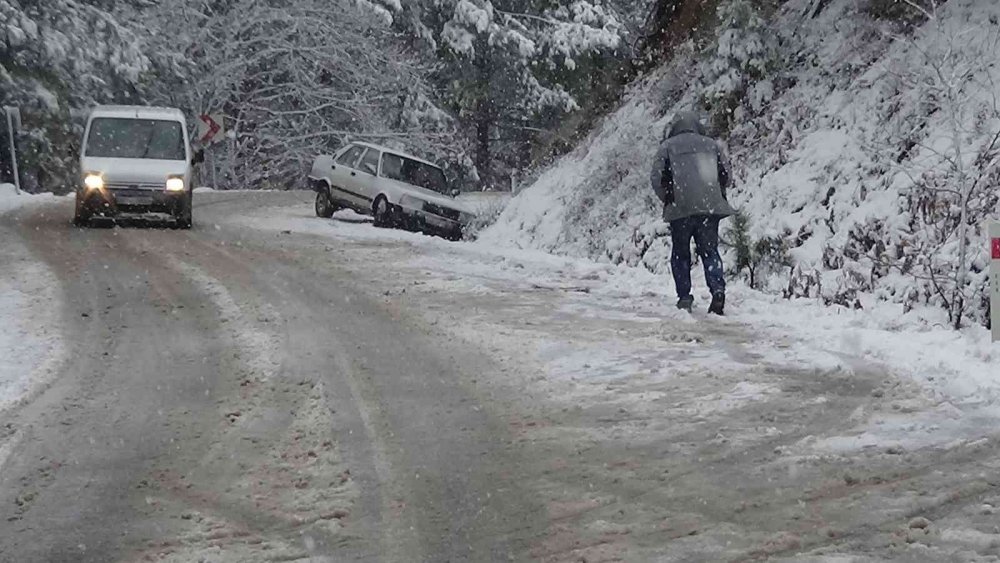 Kar kalınlığı 20 santimetreyi aştı! Kazdağları’nda sürücüler zor anlar yaşıyor