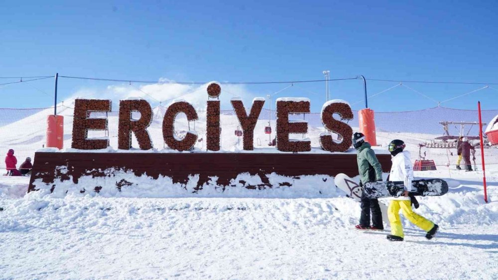 Kar kalınlığı 50 santimetreye ulaştı! Erciyes’te sezon açıldı