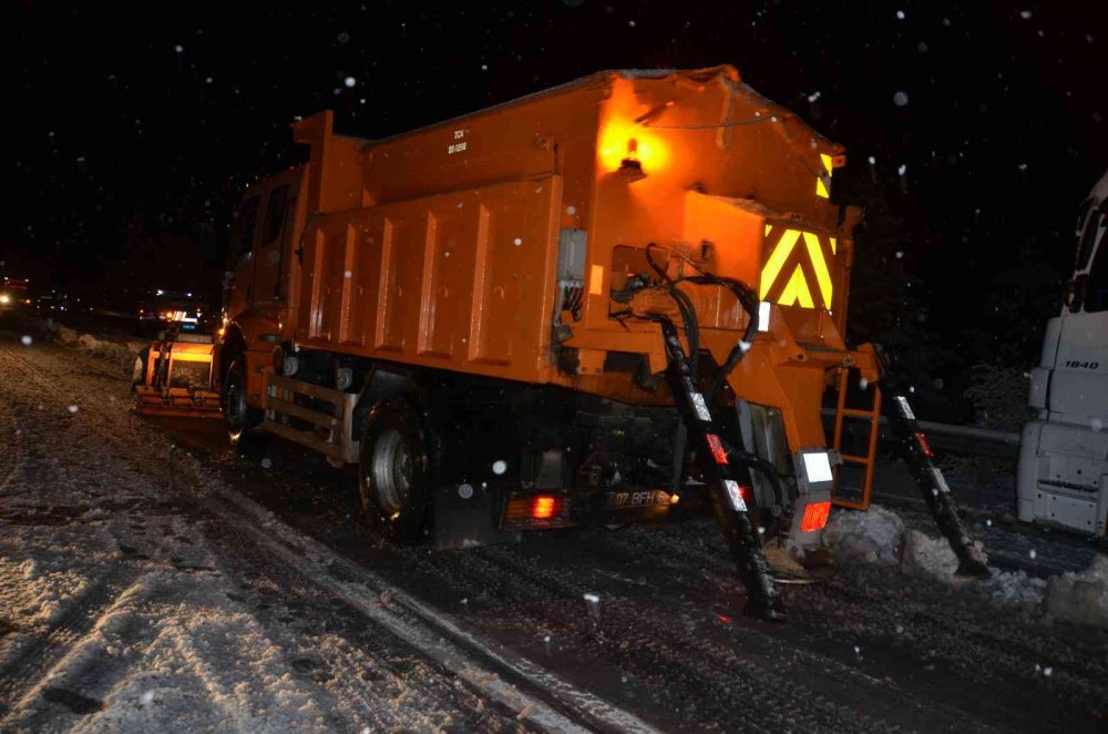 Konya ve Antalya'yı bağlayan Alacabel'de kar kalınlığı 20 cm’yi aştı! Tırların geçişine izin verilmiyor