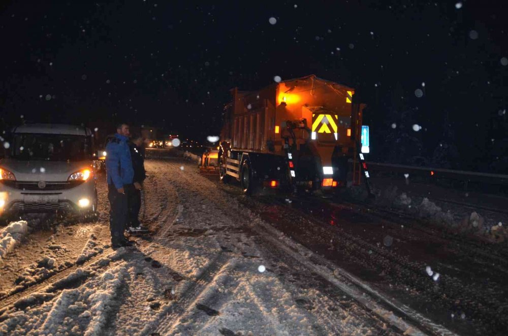 Konya ve Antalya'yı bağlayan Alacabel'de kar kalınlığı 20 cm’yi aştı! Tırların geçişine izin verilmiyor