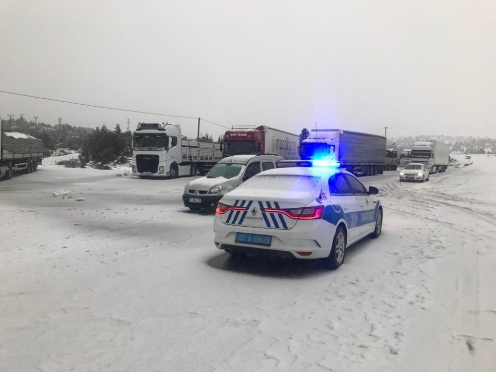 Antalya-Konya karayolunda tırlar bekliyor