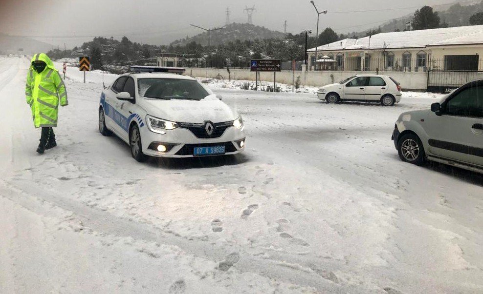 Antalya-Konya karayolunda tırlar bekliyor