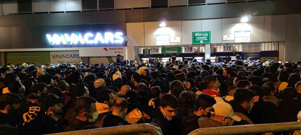 Kadıköy’de izdiham! Son anda girebildiler