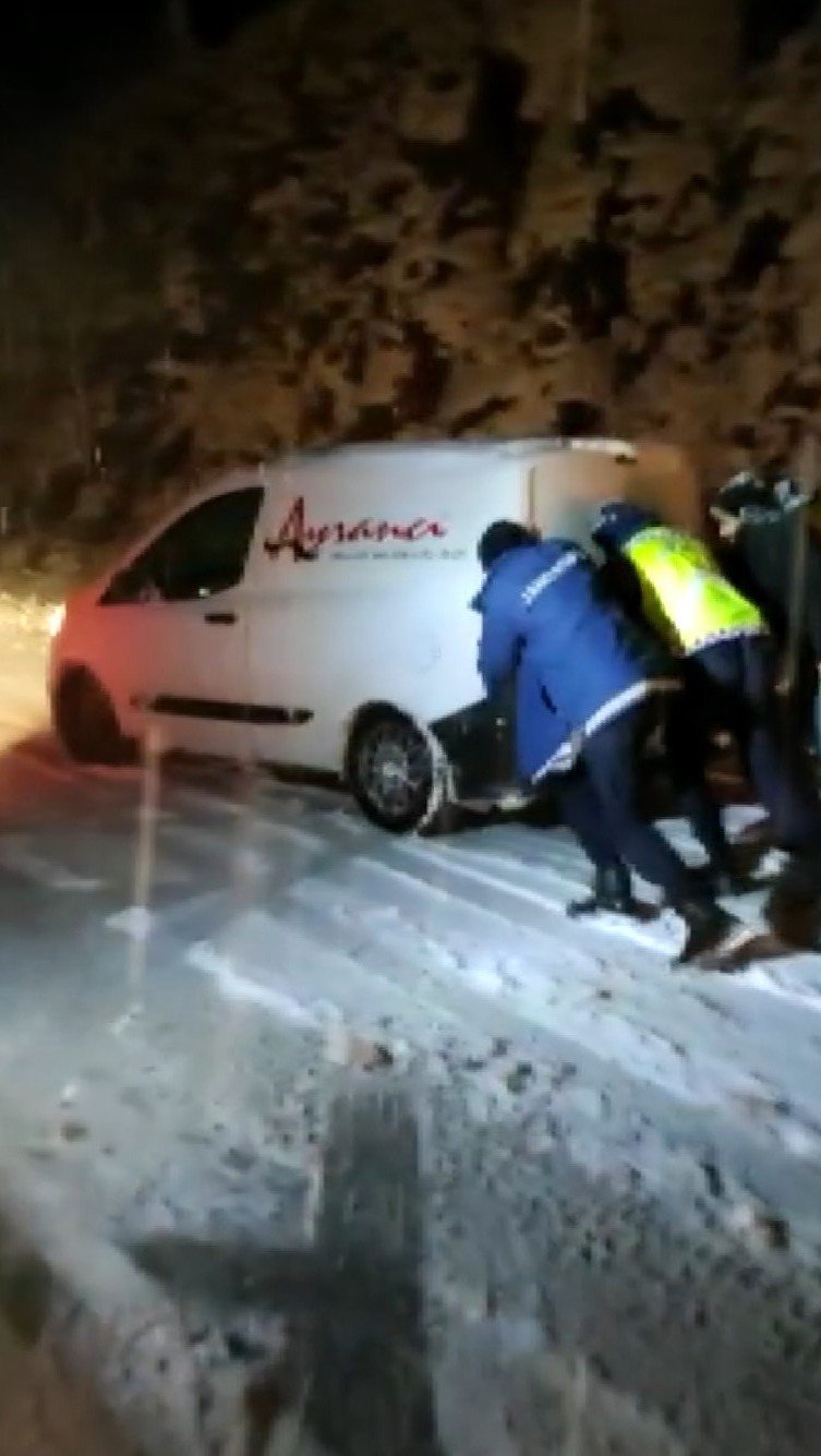 Konya-Antalya yolunda karda mahsur kalan vatandaşlara jandarma yetişti