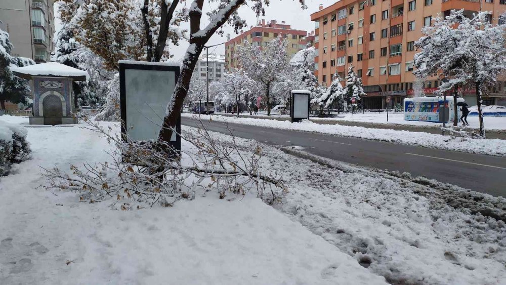 Konya'da kar sevinci! Evlere giremediler
