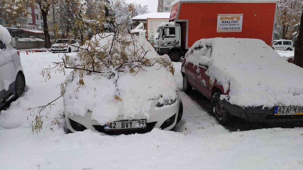 Konya'da kar sevinci! Evlere giremediler