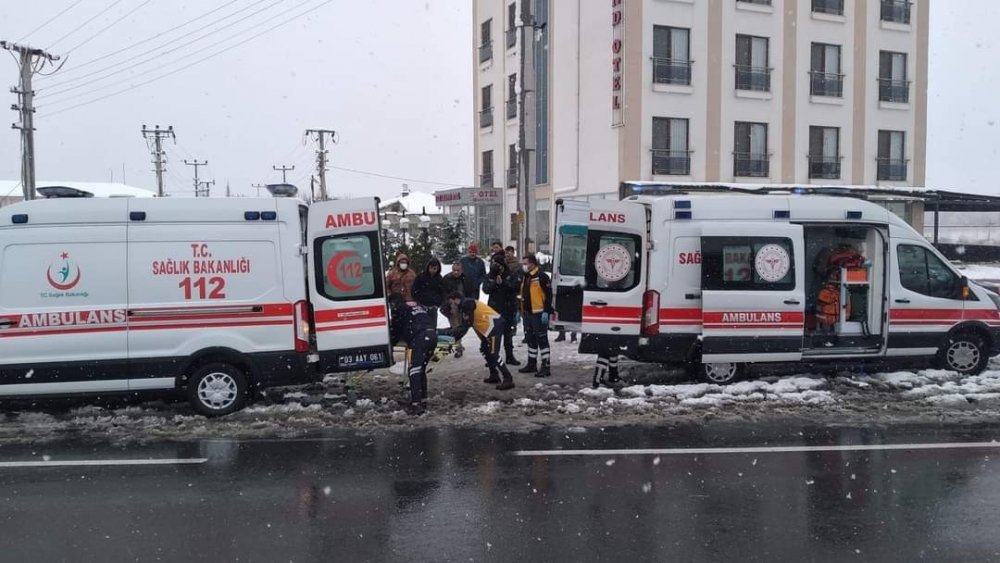 Konya'dan Afyon yönüne giden otomobil direğe çarptı! 3 yaralı