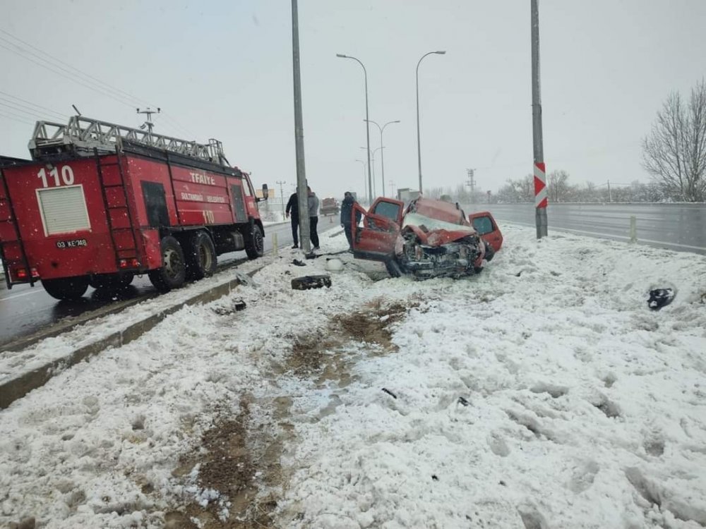 Konya'dan Afyon yönüne giden otomobil direğe çarptı! 3 yaralı