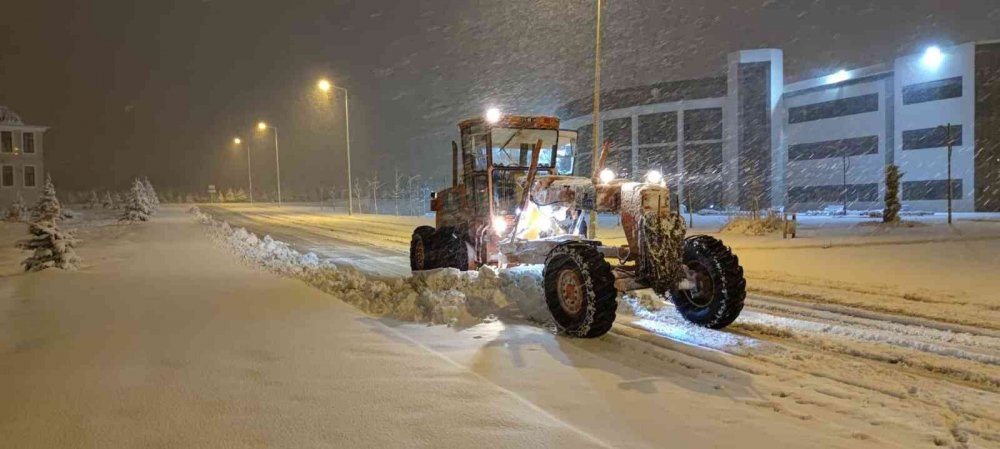 Konya'nın 31 ilçesinde yoğun kar mesaisi!