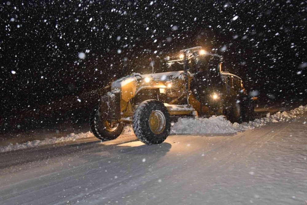 Konya'nın 31 ilçesinde yoğun kar mesaisi!