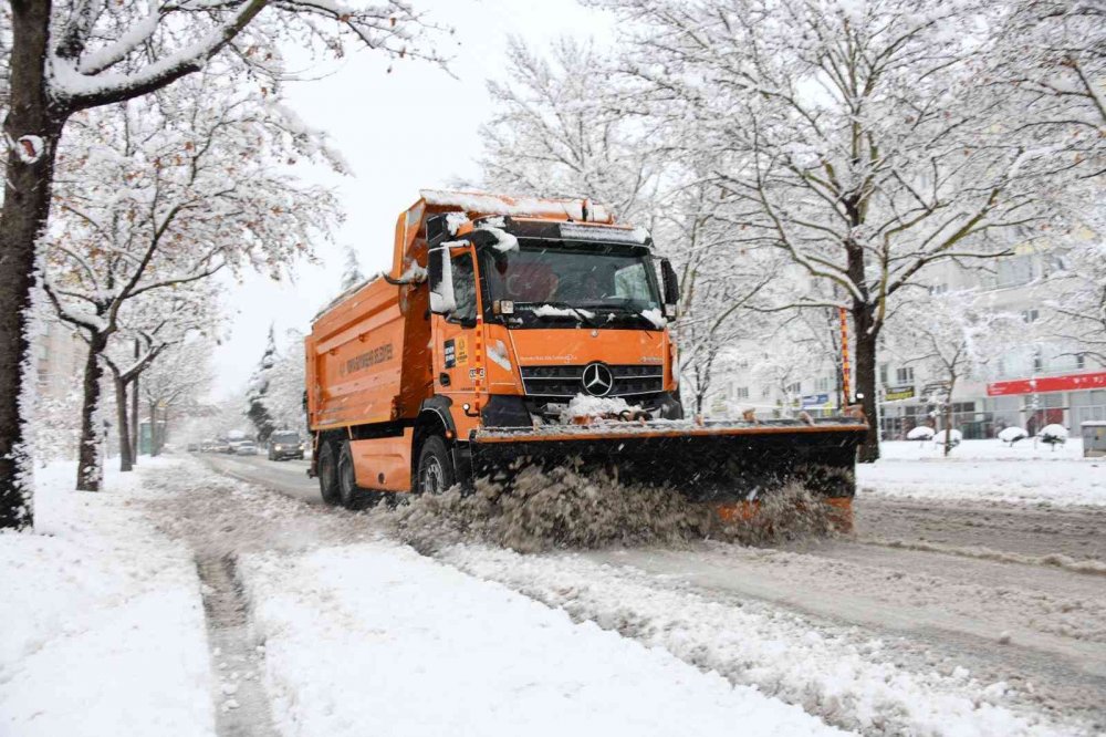 Konya'nın 31 ilçesinde yoğun kar mesaisi!