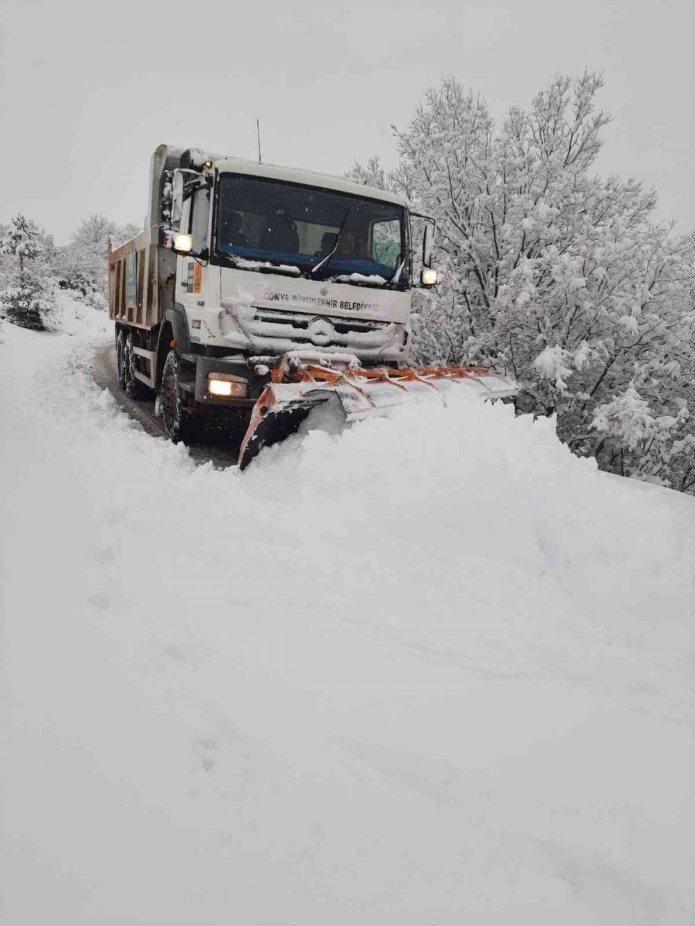Konya'nın 31 ilçesinde yoğun kar mesaisi!