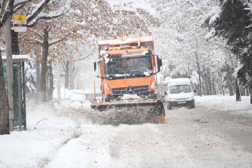 Konya'nın 31 ilçesinde yoğun kar mesaisi!