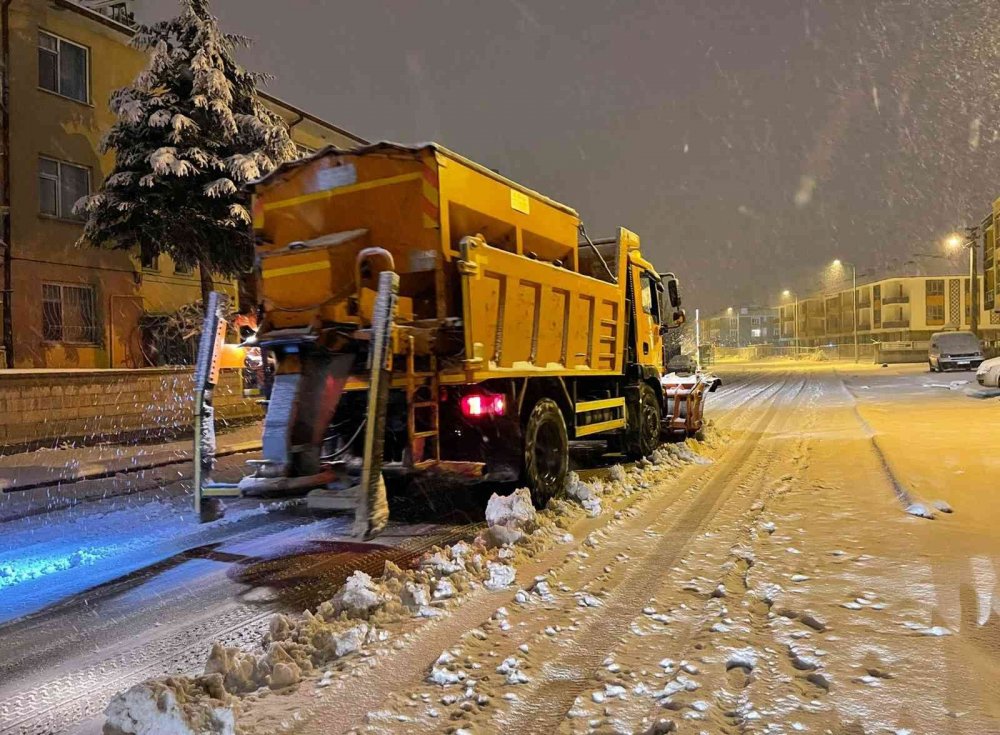 Selçuklu’da 24 saat kar mesaisi! Sokak hayvanları unutulmadı