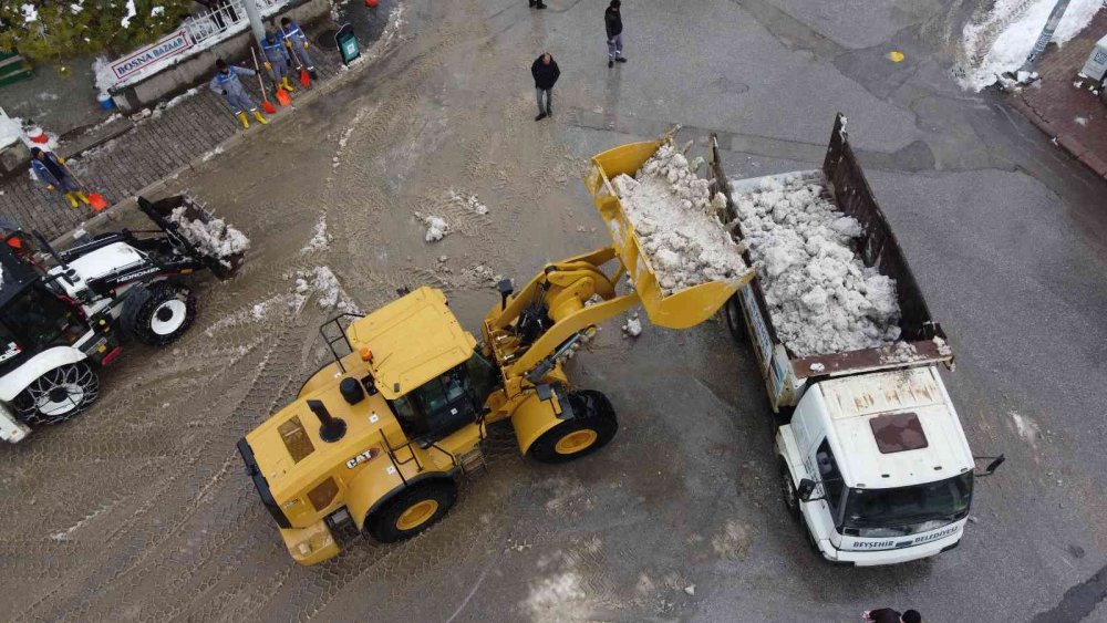 Beyşehir Gölü’ne kamyonlarla kar dökülüyor