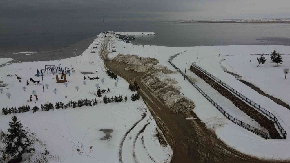 Beyşehir Gölü’ne kamyonlarla kar dökülüyor