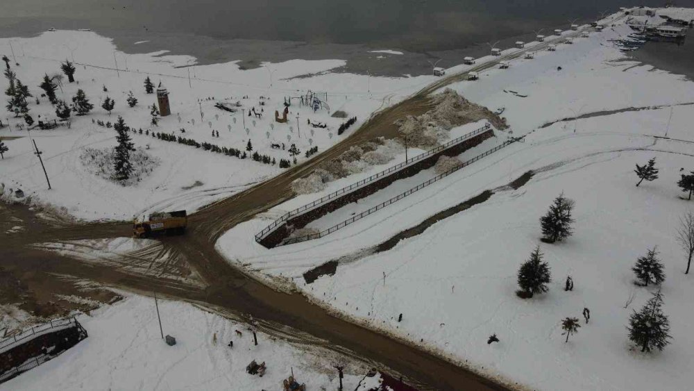 Beyşehir Gölü’ne kamyonlarla kar dökülüyor