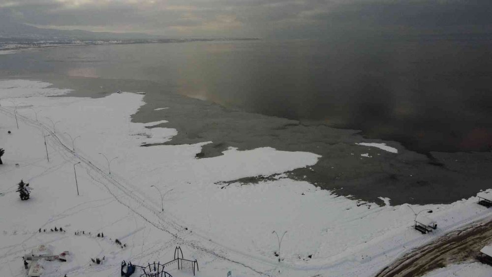 Beyşehir Gölü’ne kamyonlarla kar dökülüyor