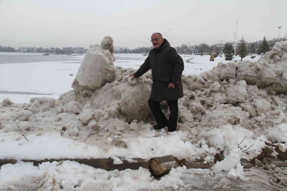 Beyşehir Gölü’ne kamyonlarla kar dökülüyor