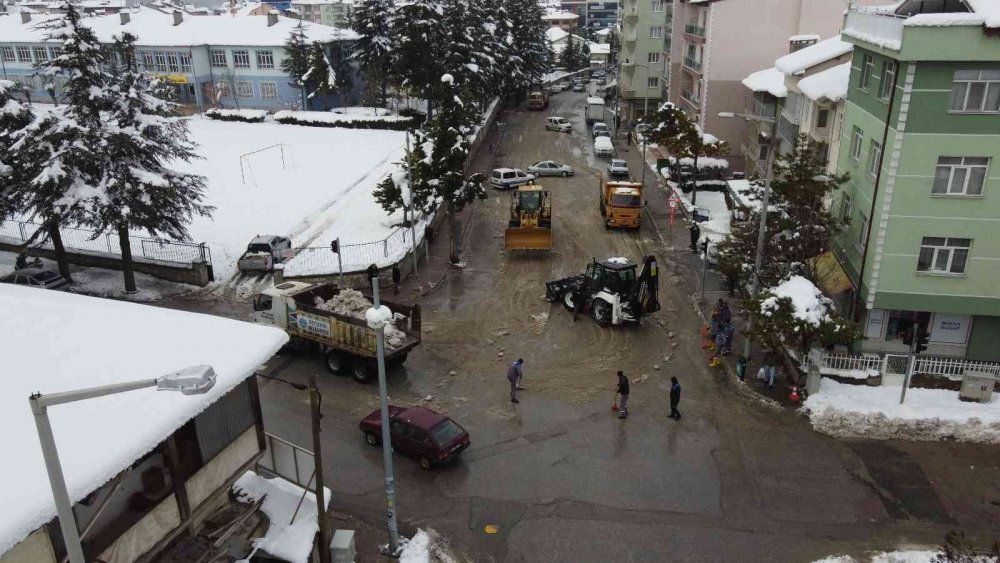 Beyşehir Gölü’ne kamyonlarla kar dökülüyor