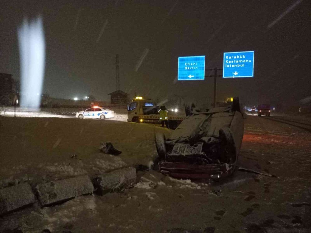 Karlı yolda refüje çarpan otomobil takla attı! 2 öğrenci kazayı ucuz atlattı