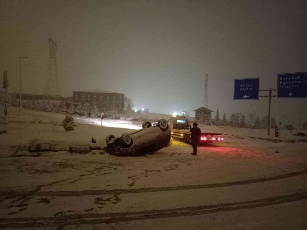 Karlı yolda refüje çarpan otomobil takla attı! 2 öğrenci kazayı ucuz atlattı