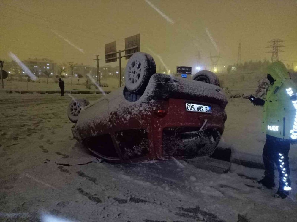 Karlı yolda refüje çarpan otomobil takla attı! 2 öğrenci kazayı ucuz atlattı