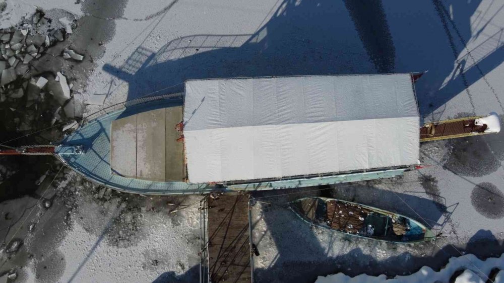 Konya'da hava buz kesti! Kıyılar kısmen dondu