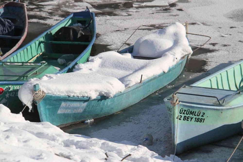 Konya'da hava buz kesti! Kıyılar kısmen dondu