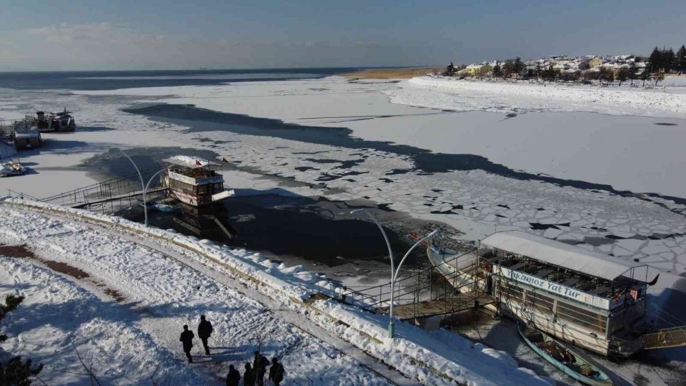 Konya'da hava buz kesti! Kıyılar kısmen dondu