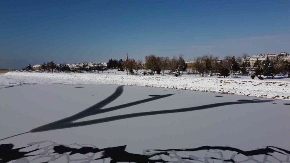Konya'da hava buz kesti! Kıyılar kısmen dondu