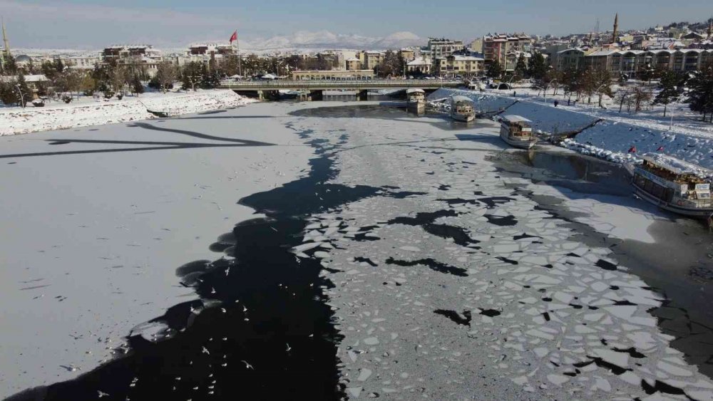 Konya'da hava buz kesti! Kıyılar kısmen dondu