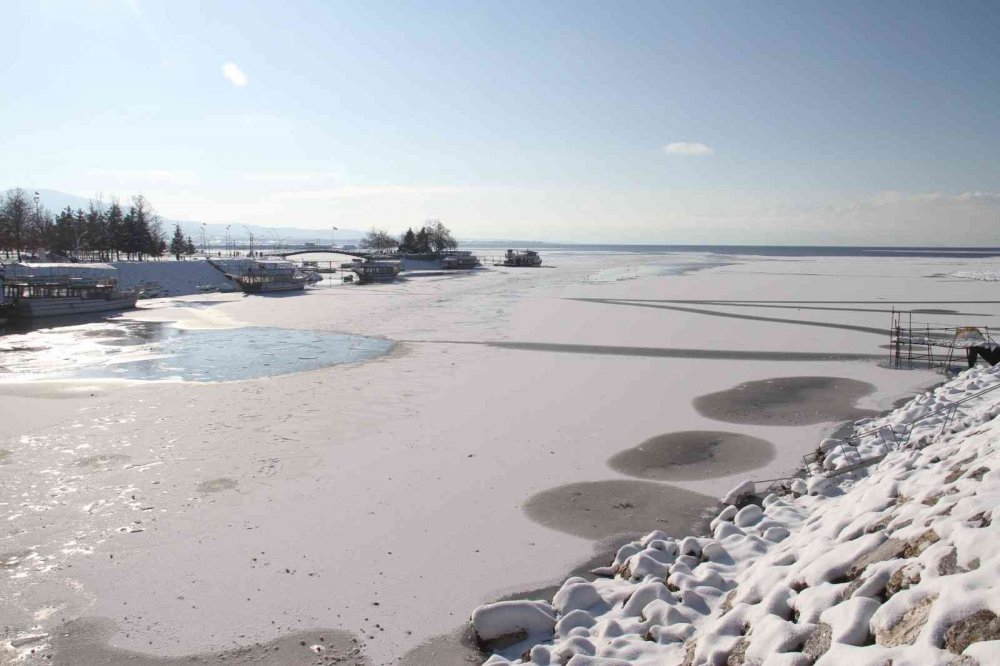 Konya'da hava buz kesti! Kıyılar kısmen dondu