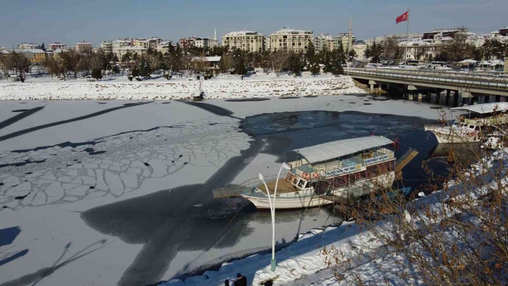 Konya'da hava buz kesti! Kıyılar kısmen dondu