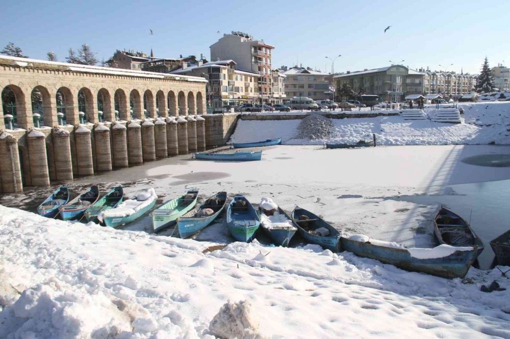 Konya'da hava buz kesti! Kıyılar kısmen dondu