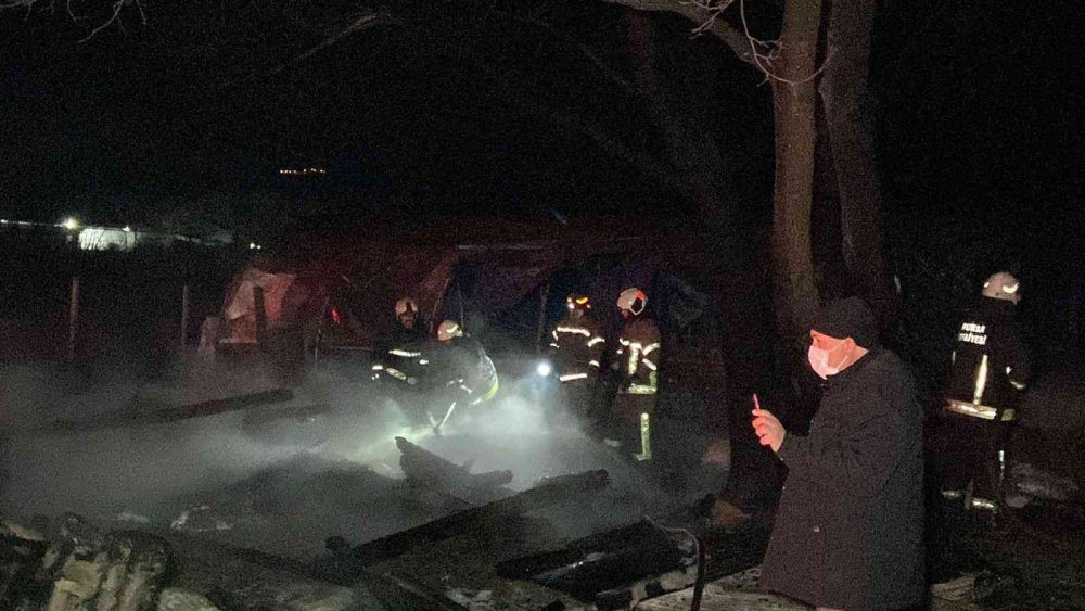 Çiftlik alev alev yandı! 160 küçükbaş hayvan son anda kurtarıldı