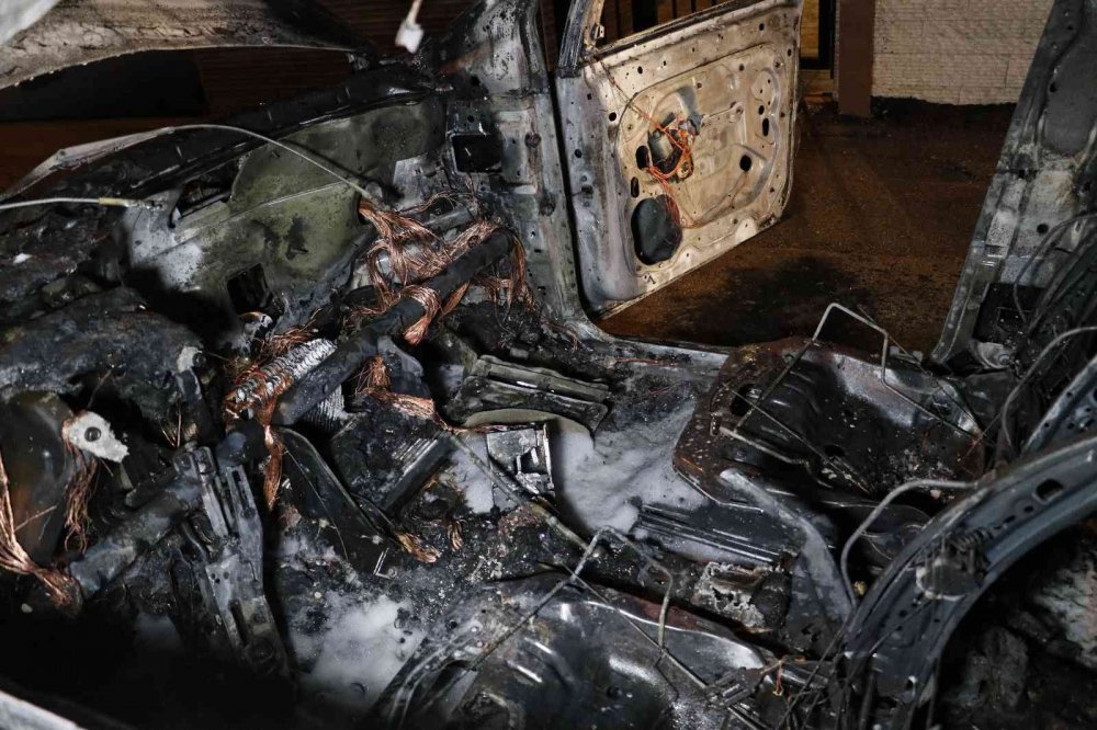 Üzerinde 42 haciz bulunan otomobilini ateşe verdi