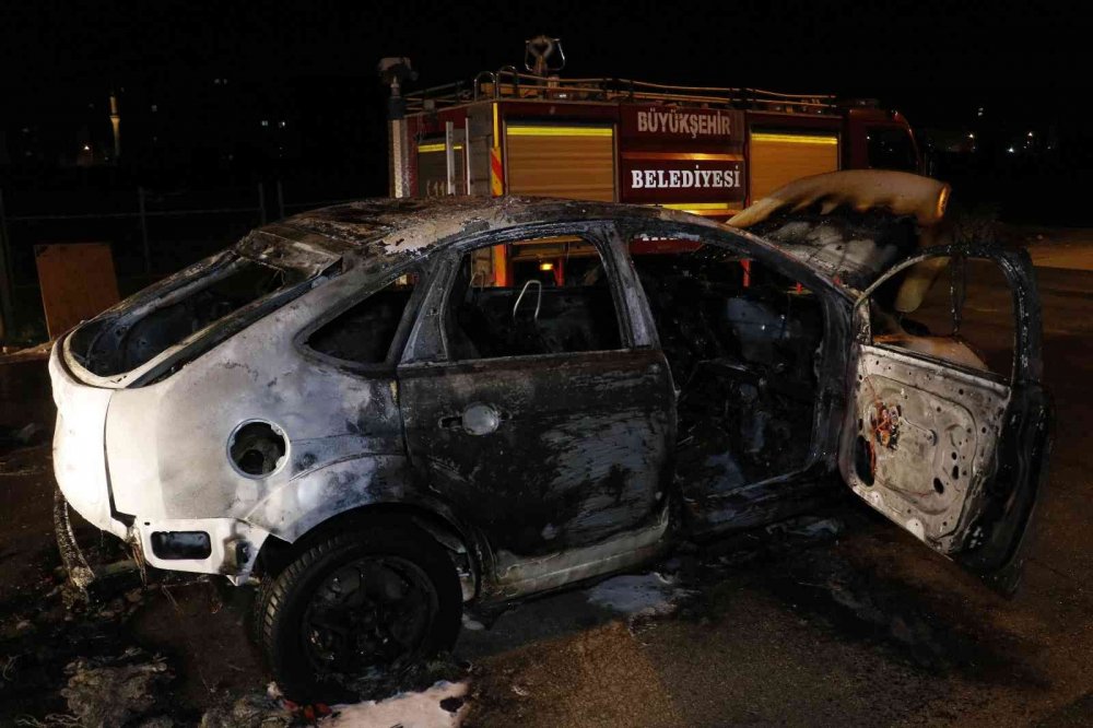 Üzerinde 42 haciz bulunan otomobilini ateşe verdi