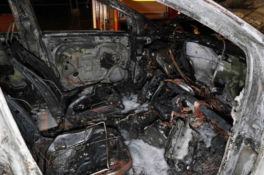 Üzerinde 42 haciz bulunan otomobilini ateşe verdi