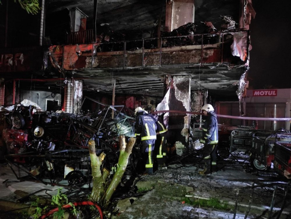 Antalya’da yangın! 3 milyon lira değerinde motosiklet küle döndü