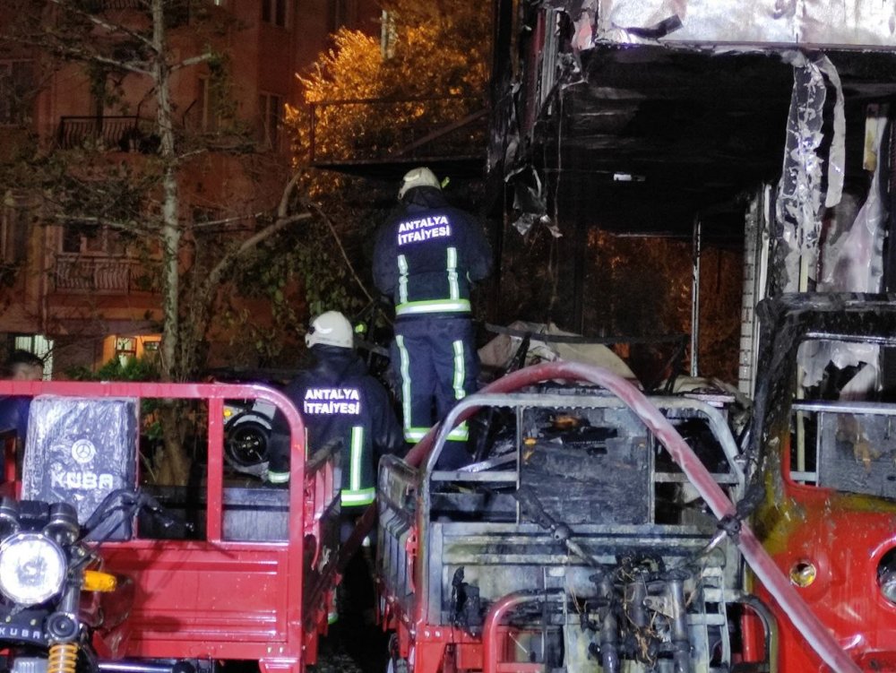 Antalya’da yangın! 3 milyon lira değerinde motosiklet küle döndü