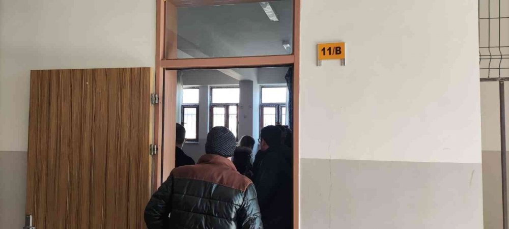 Okula silahla giren genç kız arkadaşlarını göz yaşına boğdu