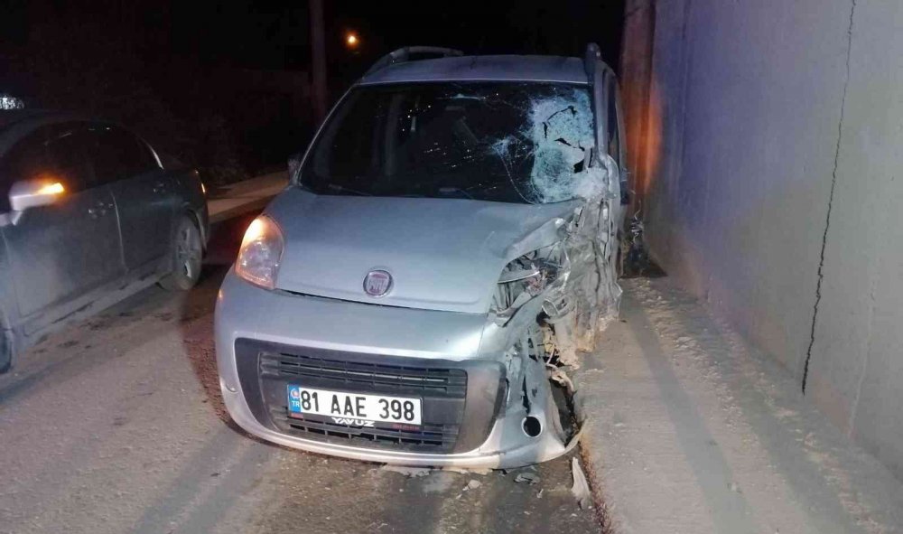 Alt geçitte kamyonet ve hafif ticari araç çarpıştı! 1 yaralı