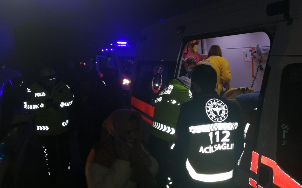 Alt geçitte kamyonet ve hafif ticari araç çarpıştı! 1 yaralı