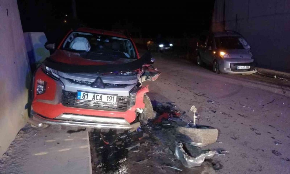 Alt geçitte kamyonet ve hafif ticari araç çarpıştı! 1 yaralı